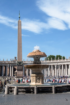 VATICAN CITY, VATICAN - MAY 12, 2012: Tourists on Saint Peter's Square with a fountain in the foregroundのeditorial素材