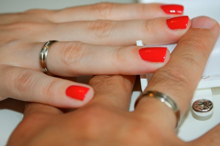 picture of man and woman with wedding ringsの写真素材