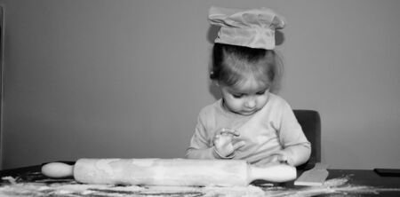 girl decorating Christmas cookies in the kitchenの写真素材