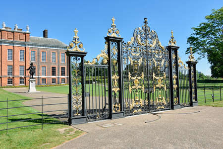 Statue in front of Kensington palace in Londonのeditorial素材