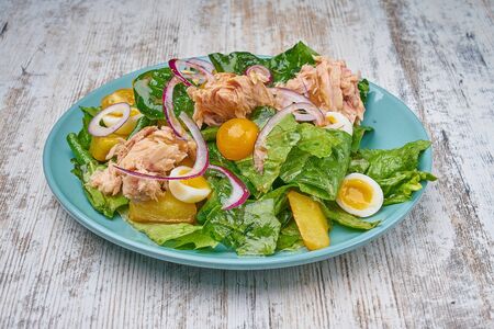 chicken kidney warm salad with greens and avocadoの写真素材