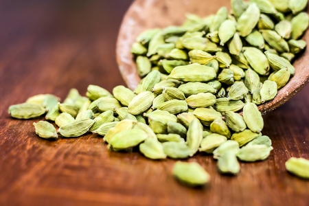Green cardamom,Elettaria cardamomum in a clay bowl.の写真素材