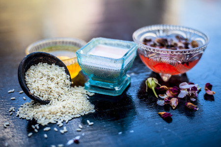 Close up of best face pack to remove acne and pimples form oily skin on wooden surface i.e. Rice flour,aloevera, rose water or gulab ka pani and honey,Top shot view.の写真素材