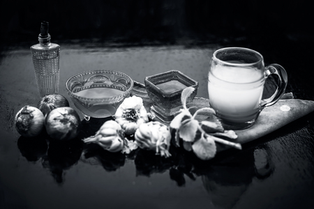 Close up of hair treatment or remedy to increase hair growth instantly consisting of onion juice, garlic juice and olive oil in a glass bowl with raw garlic,garlic juice,onion,onion juice.の写真素材