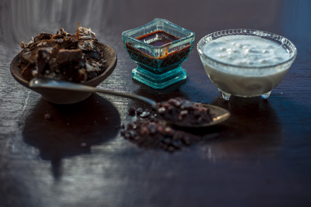 Ingredients of tamarind face pack on wooden surface which are Raw tamarind,raw curd or yogurt and rock salt.Made face pack in blue colored glass bowl.Used to clean bacteria from skin.の写真素材