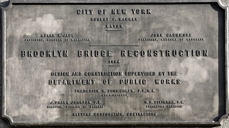Brooklyn Bridge, New York, USA The Brooklyn Bridge connects Manhattan to Brooklyn across the East River and was opened in 1883  The bridge was the first steel-wire suspension bridge, is one of the oldest in the US and spans 6,016 feet  1,834 m  のeditorial素材