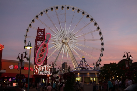 View of evening amusement park のeditorial素材