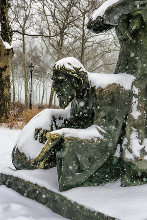 NEY YORK - January 21:Visitors at the Immigrants - Sculpture At Battery Park on January 21 2014.It was created by Artist Luis Sanguino in 1973 dedicated to immigrants to America.のeditorial素材