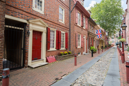 PHILADELPHIA, PENNSYLVANIA: Superbly preserved colonial-era brick houses dating from 1703-1736 line historic Elfreth's Alleyのeditorial素材