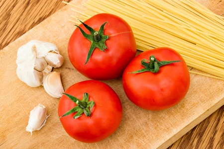 spaghetti tomato and garlic ready for preparationの写真素材