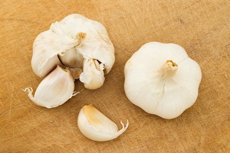 garlic on textured wood backgroundの写真素材