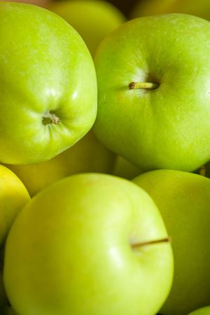 Multiple green apples in a grocery store.の写真素材