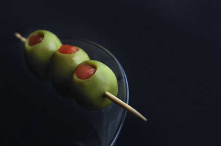 olives in martini glassの写真素材