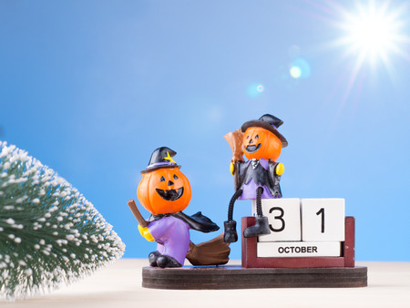 pumpkin toy figures playing on calendar date of 31 Octorber, halloween holidayの写真素材