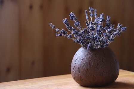 lavender bouquet on wooden tableの写真素材
