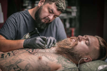 Tattooer makes tattoo artの写真素材