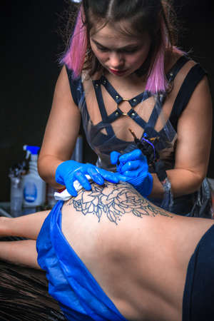 Master making tattoo art in tatoo salonの写真素材