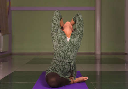 Yogi teaching yoga in a studioの写真素材