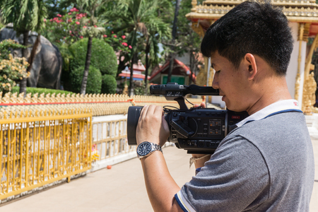 khonkean, Thailand - 13 april 2017: Unidentified news reporter reports for people in songkran day at the Temple.のeditorial素材