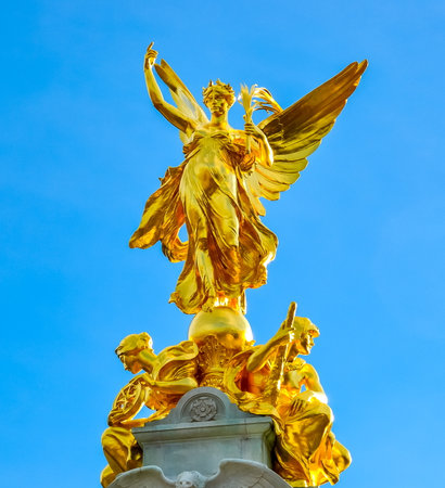 Victoria monument in London, United Kingdomのeditorial素材