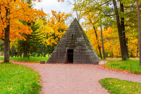 Pyramid in Catherine Park in autumn, Tsarskoe Selo (Pushkin, Saint Petersburg)のeditorial素材