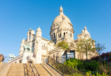 Paris, France- 05 April 2025: Basilica of Sacre Coeur (Sacred Heart) on Montmartre hillの写真素材
