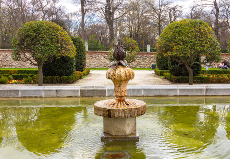 Fountain in Buen Retiro park, Madrid, Spainの写真素材