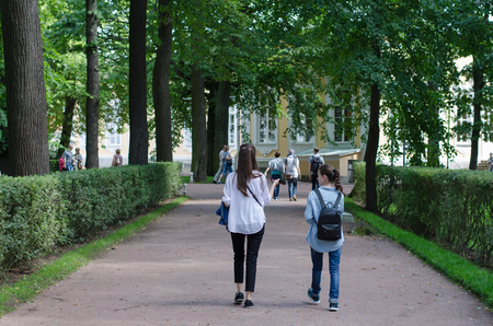 SAINT- PETERSBURG, RUSSIA - August 02, 2016: Museum-reserve Peterhof. Two girls walking in the Parkのeditorial素材