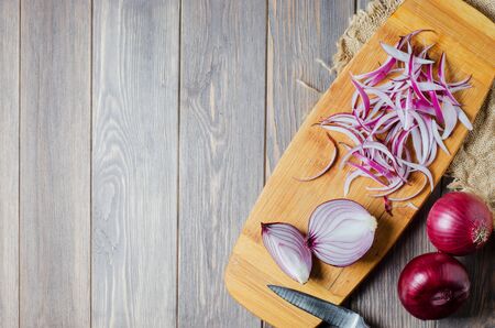 Red onion sliced. The process of cooking on a yellow cutting Board. Flat top view. Copy spaceの写真素材