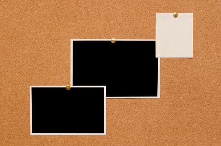 Blank paper notes and an empty photo are pinned to a cork board. The concept of detective investigation or a webinarの写真素材