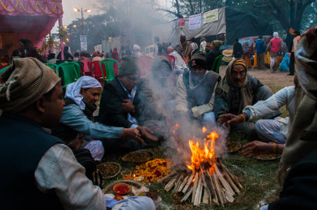 BABUGHAT, KOLKATA, WEST BENGAL   INDIA - 9TH JANUARY 2013   Hindu devotees lighting a camp fire on 9th January, 2013 in Babughat transit Camp, Kolkata  They are on their way to Gangasagar  Sagar   のeditorial素材