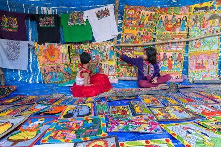 PINGLA, WEST BENGAL , INDIA - NOVEMBER 16TH 2015 : Unidentified Indian girl childs selling handmade artworks. Handicrafts are very popular and a big industry in West Bengal, India.のeditorial素材