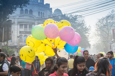KOLKATA, WEST BENGAL, INDIA - FEBRUARY 7TH 2016 : Unidentified man selling balloons to city children on blocked, otherwise busy, Park Street for "Happy Street" event. Children played, enjoyed and had fun.のeditorial素材