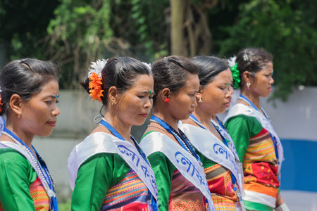 KOLKATA, WEST BENGAL / INDIA - AUGUST 15TH, 2016 : Female folk dancers in colorful make up in India's Independence day rally. The day in celebrtated all over India with joy.のeditorial素材