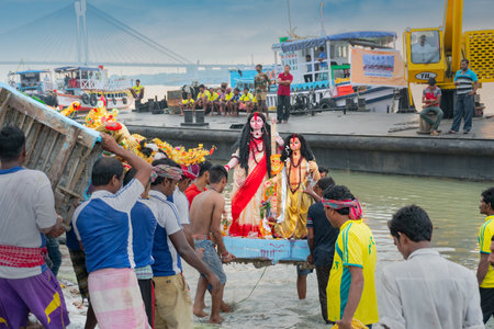 KOLKATA, WEST BENGAL, INDIA - 30 SEPTEMBER 2017: Idol of Goddess Durga being immersed in river Ganges. Celebrated by Hindus asのeditorial素材