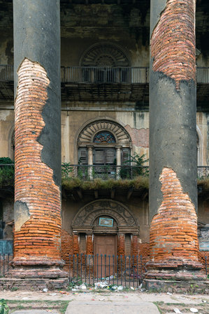 Howrah, West Bengal, India - 26th October 2020 : Vintage pillars, doors, windows and walls of old Andul Rajbarhi , a palace or rajbari near Kolkata in Andul. now a heritage site of Andul.のeditorial素材