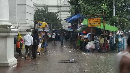 Kolkata, West Bengal, India - 16th August 2019 : Pedestrians walking through waterlogged footpath near Indian museuam. Monsoon at Kolkata,のeditorial素材