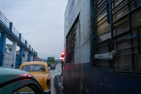 Howrah, West Bengal, India - 4th August 2020 : Toll tax for crossing 2nd Googly bridge is being collected at collection centre , popularly called toll tax, vidyasagar setu. Monsoon stock image.のeditorial素材