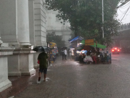 Kolkata, West Bengal, India - 16th August 2019 : Pedestrians walking through waterlogged footpath near Indian museuam. Monsoon at Kolkata,のeditorial素材
