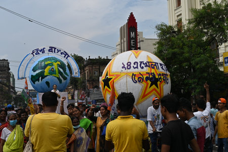 Kolkata, West Bengal, India - 21st July 2022 : All India Trinamool Congress Party, AITC or TMC, at Ekushe July, Shadid Dibas, Martyrs day rally. Enthusiastic supporters taking pictures at Esplanade.のeditorial素材