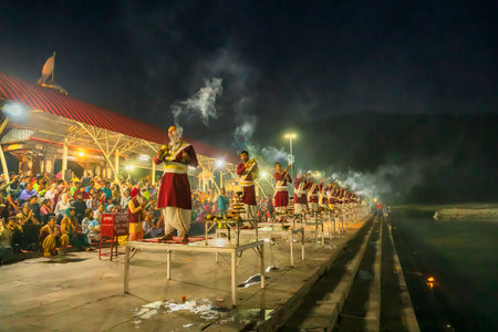 Tribeni Ghat, Rishikesh, Uttarakhand - 29th October 2018 : Ganga aarti being performed by Hindu priests to the chants of Vedic hymns. Crowded , biggest, most famous ghat at the banks of river Ganges.のeditorial素材