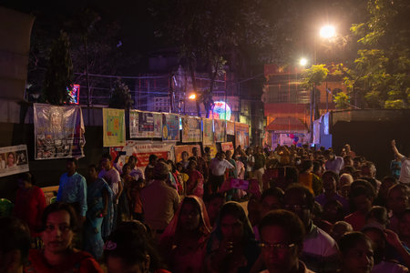 Howrah, West Bengal, India- 3rd October, 2022 : Devotees qued up for visiting nicely decorated Durga Puja pandal. Durga Puja is biggest festival of Hinduism. It is Unesco intangible cultural heritage.のeditorial素材