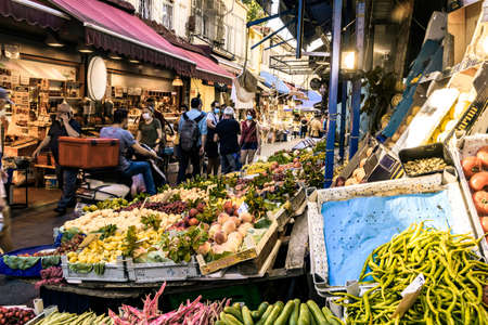 a street market in istanbul, full with colorful products and people.のeditorial素材