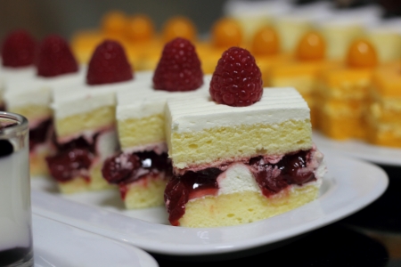mini raspberry cream cake Garnish with fresh berries の写真素材