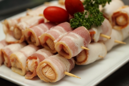 Small cocktail sausages with bacon rasher ready to cookの写真素材