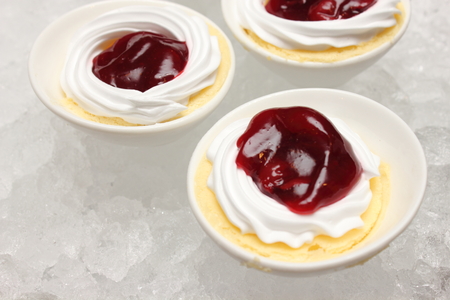 mini cherry cheese cakes in white cupの写真素材