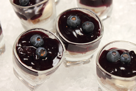 A fresh Blueberry cheesecakes served in glass.
の写真素材