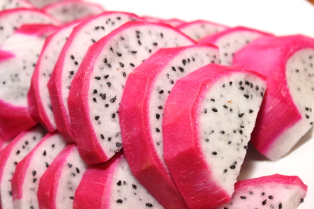 Peel dragon fruit , slice of dragon fruit.
の写真素材