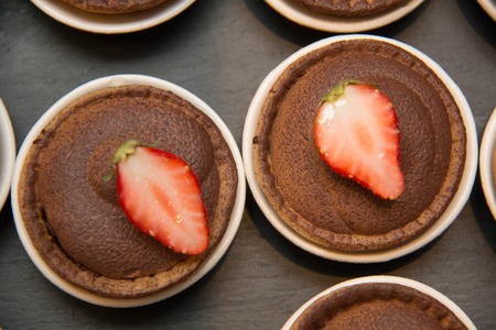 Chocolate  tart with fresh strawberry in mini cupの写真素材