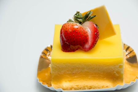 Layer spong orang cake with starwberry on topの写真素材